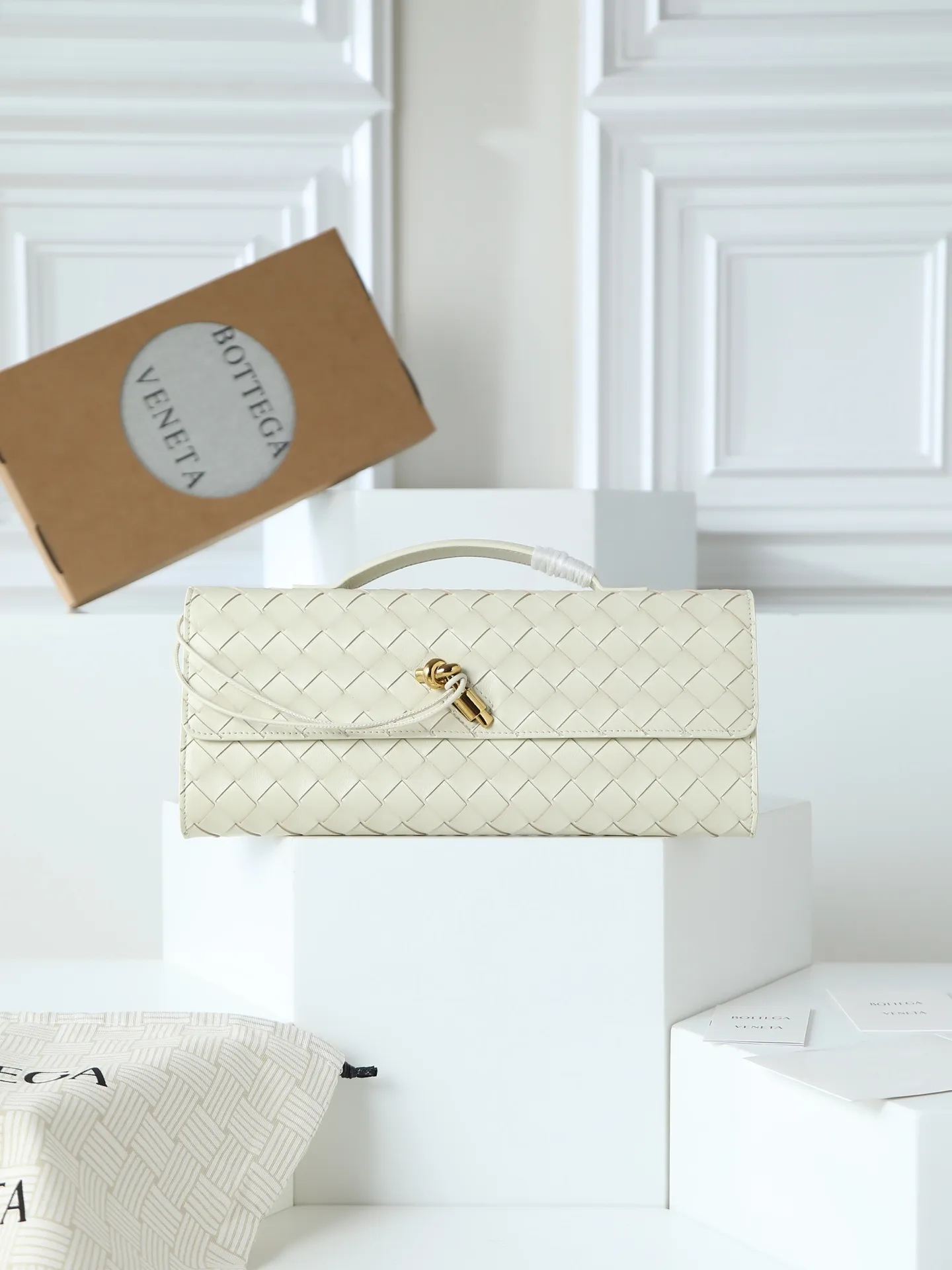 The batch of 1540 BV Andiamo evening handbags has been heavily planted again~ The designer aesthetics in the era of economic downturn are back. I fall in love with it at first sight and can't put it down. It's so beautiful and full of aura. The shape and texture are very competitive. It is light in weight and has sufficient capacity. It is a must-have for fashion people. It is suitable for many occasions, minimalist, high-end and light luxury. Model No.: 741511 Size: 31*13*3cm